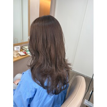 オリーブブラウン×ハイレイヤーで秋冬も軽やかに