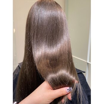 艶感たっぷりのミルクティーカラーで透明感アップ