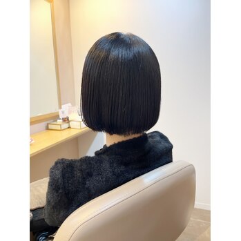 あごラインの切りっぱなしボブで大人かわいいを演出